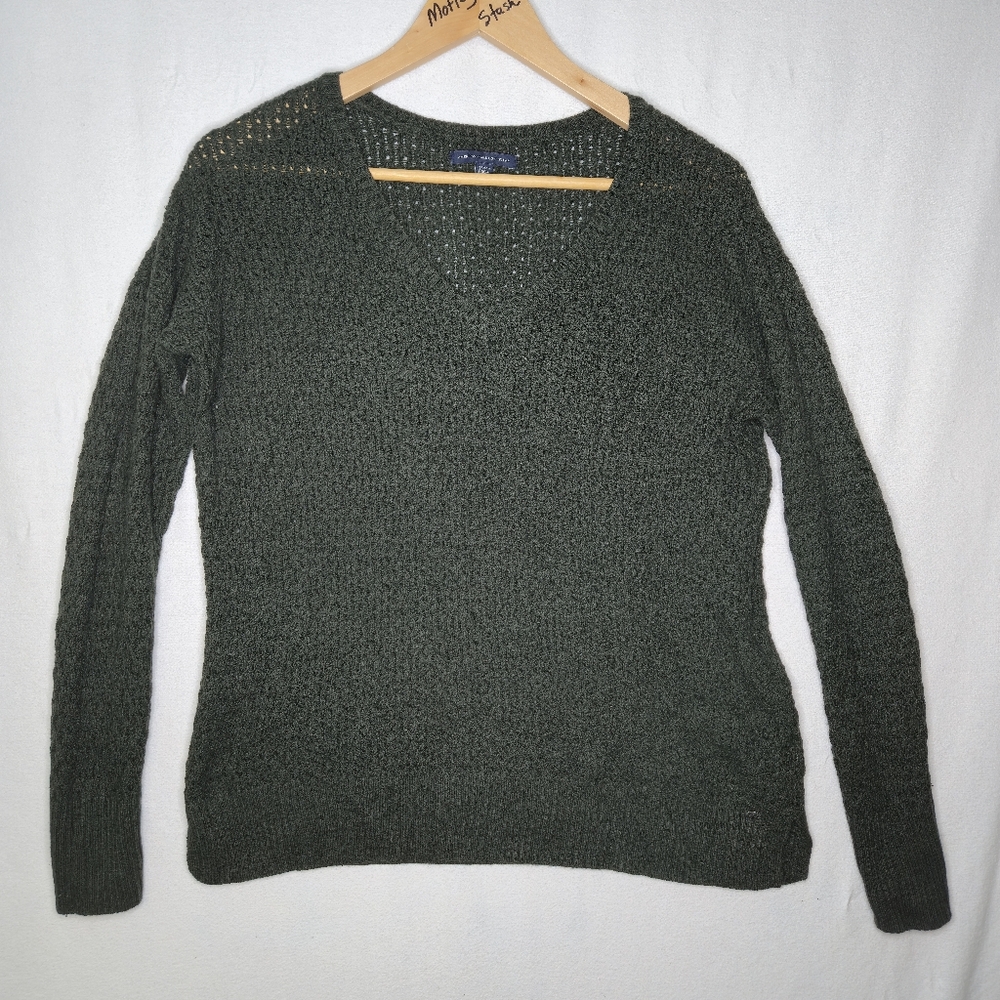 American Eagle Outfitters Green V-Neck Sweater with Textured Knit Size M